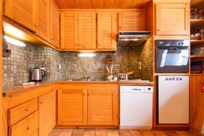 Well equipped kitchen with a dishwasher