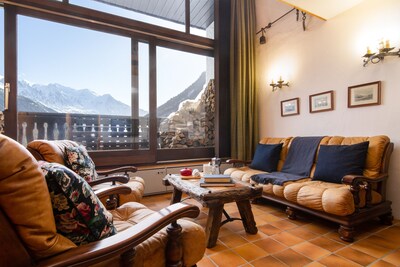 Salon avec balcon privé et vue imprenable sur le Mont Blanc