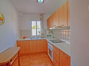 Cabinetry, Eigentum, Möbel, Countertop, Sinken, Zapfhahn, Spüle, Holz, Küche, Schublade