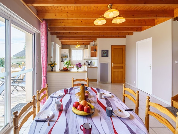Propriété, Meubles, Table, Éclairage, Bois, Orange, Design Intérieur, Vaisselle, Sol, Sol