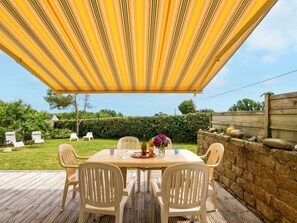 Table, Meubles, Propriété, Plante, Bâtiment, Ciel, La Nature, Chaise, Ombre, Éclairage