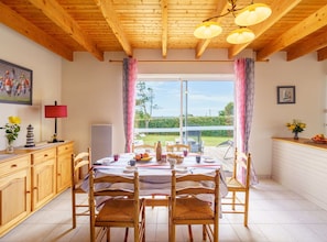 Meubles, Propriété, Table, Cabinetry, Chaise, Éclairage, Design Intérieur, Bois, Plante D'Appartement, Jaune