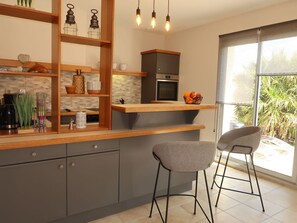 Cabinetry, Möbel, Countertop, Pflanze, Gebäude, Holz, Küche, Beleuchtung, Schublade, Stuhl