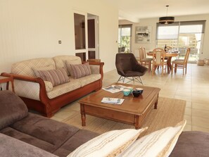 Braun, Tabelle, Möbel, Couch, Komfort, Holz, Wohnzimmer, Studio Couch, Interior Design, Fussboden