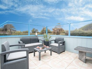 Cloud, Sky, Furniture, Table, Couch, Flowerpot, Houseplant, Outdoor Furniture, Interior Design, Living Room