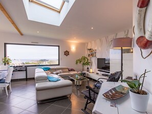Möbel, Pflanze, Eigentum, Couch, Bilderrahmen, Zimmerpflanze, Tabelle, Komfort, Interior Design, Wohnzimmer