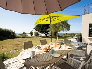 Table, Plante, Ciel, Meubles, Propriété, Parapluie, Chaise, Bâtiment, Ombre, Mobilier De Jardin