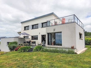 Building, Window, Home, Residential Area, House, Facade, Land Lot, Estate, Cottage, Driveway