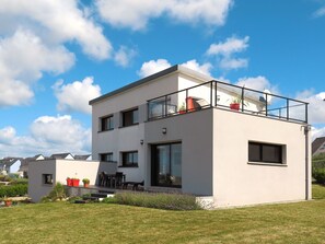 Wolke, Himmel, Gebäude, Fenster, Grundstueck, Pflanze, Wohngebiet, Gras, Landschaft, Fassade