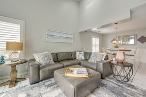 Living Room | Free WiFi | Cable TV