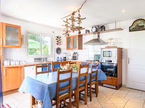 Tabelle, Möbel, Countertop, Cabinetry, Stuhl, Küche, Holz, Beleuchtung, Interior Design, Fussboden