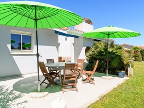 Plante, Ciel, Propriété, Meubles, Bâtiment, Parapluie, Chaise, Bleu Azur, Ombre, Mobilier De Jardin