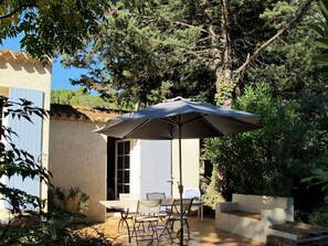 Bâtiment, Meubles, Plante, Table, Ombre, Parapluie, Chaise, Arbre, Architecture, Mobilier De Jardin