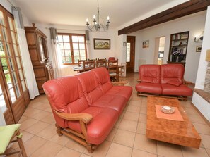 Picture Frame, Furniture, Couch, Property, Table, Wood, Window, Interior Design, Living Room, Studio Couch