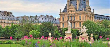 TUILERIES GARDEN. a ROYAL GEM. SHORT WALK TO THE APARTMENT