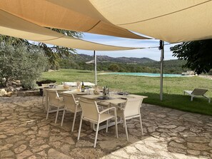 Table, Plante, Meubles, Bâtiment, Chaise, Tableau De Plein Air, Arbre, Ombre, Design Intérieur, Mobilier De Jardin