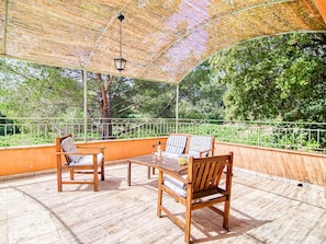 Meubles, Table, Ombre, Plante, Bois, Mobilier De Jardin, Chaise, Arbre, Bâtiment, Loisir