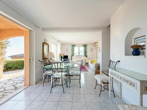 Tabelle, Möbel, Pflanze, Eigentum, Stuhl, Gebäude, Azurblau, Zimmerpflanze, Wohnzimmer, Holz