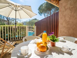 Vaisselle, Table, Aliments, Propriété, Meubles, Ciel, Plante, Fleur, Drinkware, Vaisselle