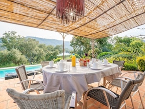 Table, Meubles, Plante, Propriété, Chaise, Ciel, Vaisselle, Design Intérieur, Nappe De Table, Arbre