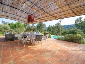 Plante, Table, Ombre, Chaise, Pot De Fleur, Arbre, Architecture, Design Intérieur, Ciel, Mobilier De Jardin