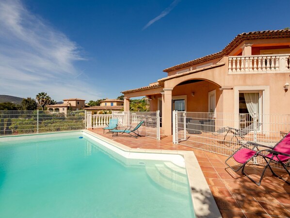 L'Eau, Ciel, Nuage, Propriété, Bâtiment, Piscine, Bleu Azur, Station Balnéaire, Maison, Loisir