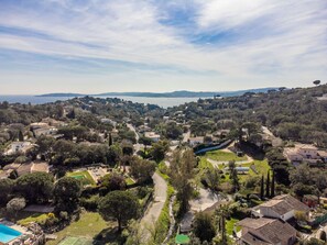 Nuage, Ciel, Bâtiment, Plante, Maison, Arbre, Montagne, Paysage, Zone Résidentielle, Horizon