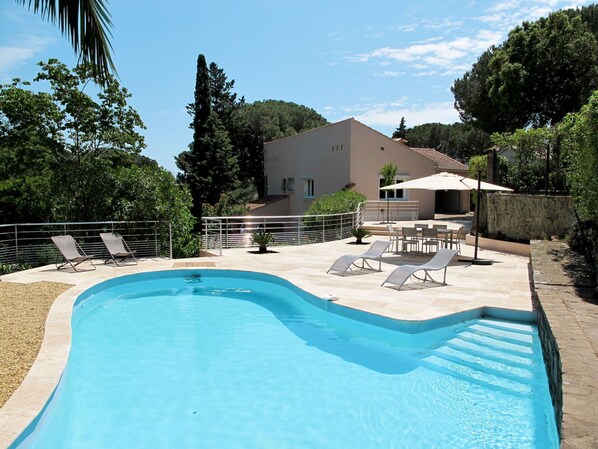 L'Eau, Ciel, Plante, Propriété, Bâtiment, Nuage, Piscine, Bleu Azur, Arbre, Ombre