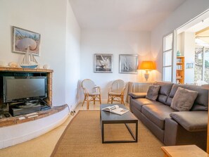 Bilderrahmen, Möbel, Eigentum, Couch, Komfort, Holz, Beleuchtung, Interior Design, Tabelle, Wohnzimmer