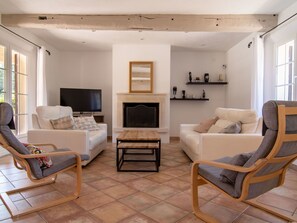 Couch, Möbel, Tabelle, Holz, Bilderrahmen, Wohnzimmer, Komfort, Fenster, Interior Design, Gebäude