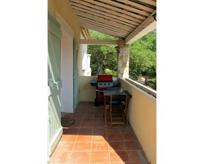Plante, Bois, Table, Design Intérieur, Porte, Ombre, Bâtiment, Sol, Porche