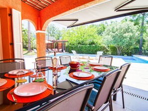 Table, Meubles, Propriété, Vaisselle, Chaise, Plante, Mobilier De Jardin, Ombre, Arbre, Loisir