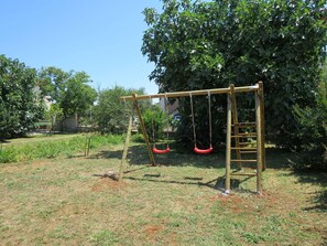 Pflanze, Himmel, Schwingen, Baum, Grundstueck, Schatten, Gras, Spielplatz, Freizeit, Spielmittel