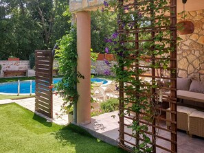 Plante, Propriété, Bâtiment, Botanique, Ombre, Bois, Porte, Zone Résidentielle, Herbe, Structure En Plein Air
