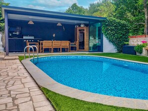 L'Eau, Propriété, Plante, Ciel, Nuage, Piscine, Bâtiment, Bleu Azur, Ombre, Mobilier De Jardin
