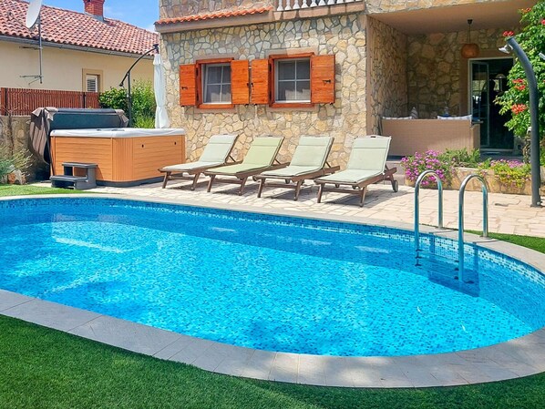 L'Eau, Plante, Propriété, Bâtiment, Fenêtre, Piscine, Bleu, Bleu Azur, Vert, Mobilier De Jardin