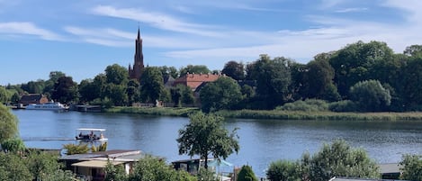 Blick auf den Malchower See und der Klosterkirche