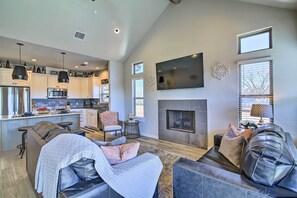 Living Room | Cable TV | Gas Fireplace
