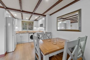 Dining area to kitchen