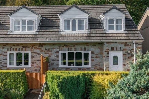 Elm Cottage with Patio Area