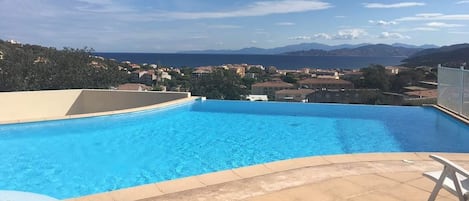 Piscine à débordement vue sur mer.