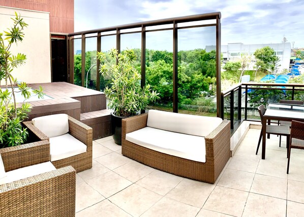 Outdoor dining