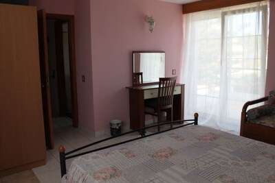 Large private room w/balcony, in villa by the sea!