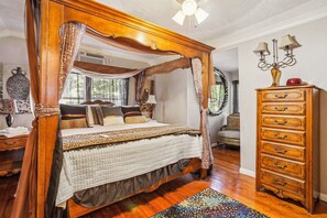 Flooring, Hardwood, Bedroom, Room, Indoors