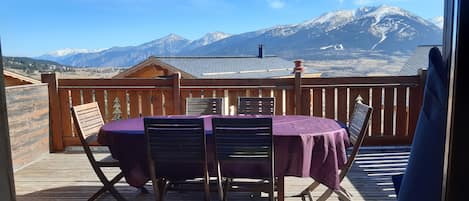 grande terrasse avec vue sur le Campre d'Aze 