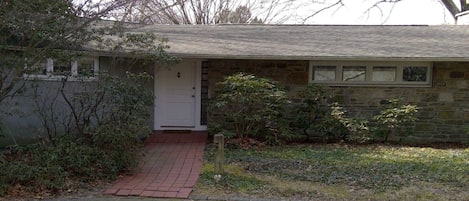 Pleasant Valley Trails, country home entrance.