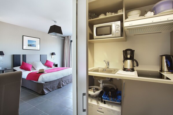 Come and stay in our spacious and equipped studio!