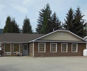 Mountain View home in a quiet neighbourhood a few minutes from the Shuswap Lake