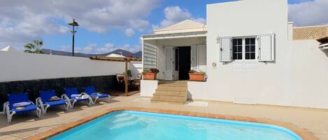 Lovely Lanzarote Villa | 4 Bedroom | Villa Joanne | BBQ & Private Pool | Puerto Del Carmen