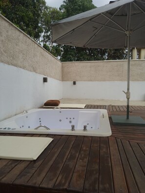 Outdoor spa tub